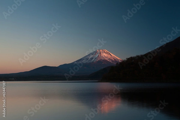 Fototapeta 本栖湖からの夕日に染まる富士山