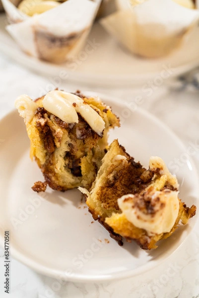 Fototapeta Captivating Capture of No-Yeast Cinnamon Roll Cupcakes