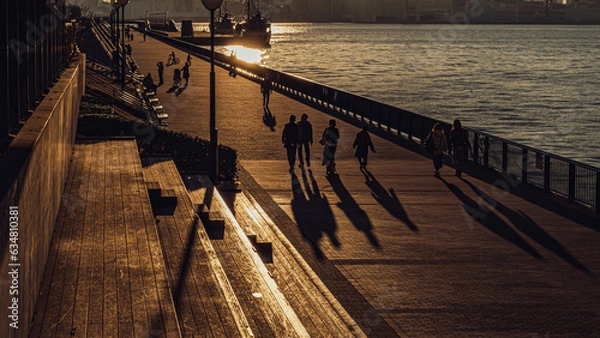 Obraz 夕陽と散歩する人