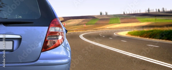 Obraz Niebieski samochód na drodze