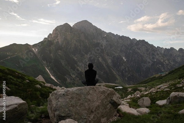 Obraz 岩の上に座って剱岳を眺める男