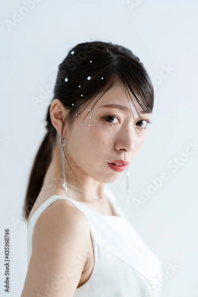 Obraz ウェディングドレスを着てヘアメイクをした花嫁