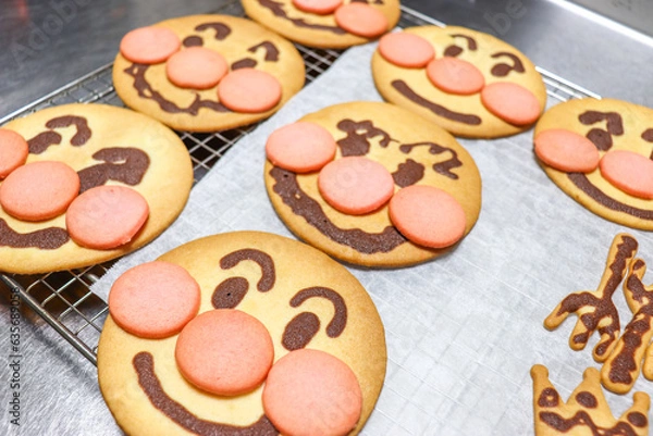 Obraz アンパンマンのキャラクターの顔の型の焼き立てのクッキー