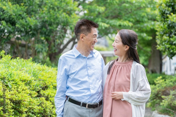 Fototapeta 新緑とシニア夫婦