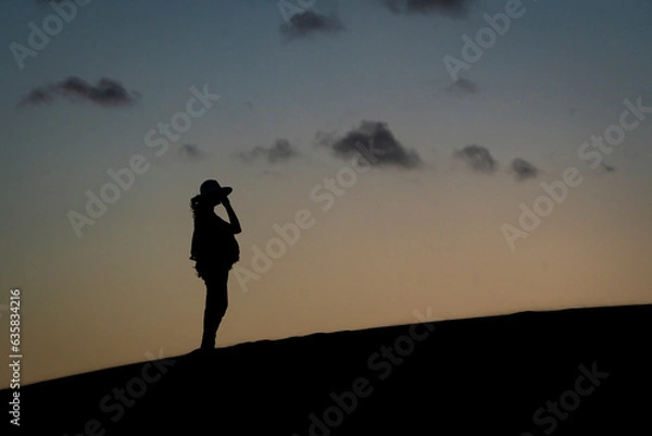Fototapeta Esperando a mi bebe al atardecer