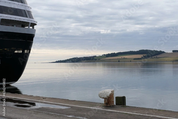 Fototapeta kreuzfahrtschif am Tay Fluss Schottland