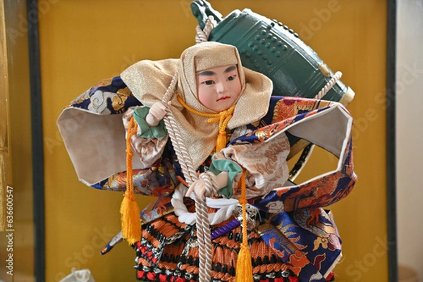 Obraz 五月人形の重いお寺の釣鐘を背負った男の子