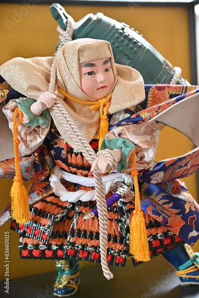 Obraz 五月人形の重いお寺の釣鐘を背負った男の子