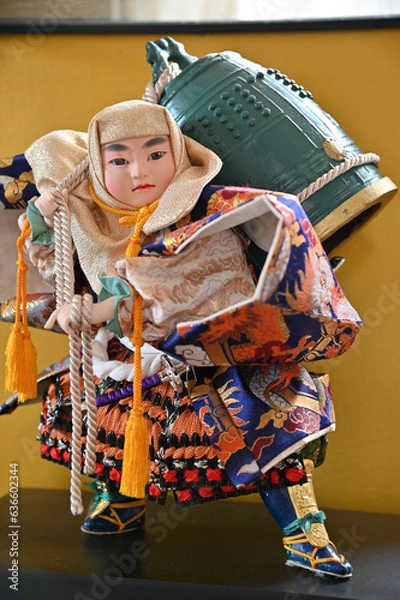 Obraz 五月人形の重いお寺の釣鐘を背負った男の子