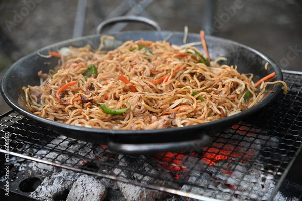 Obraz バーベキューで焼きそばを作る