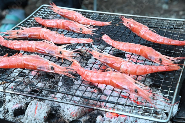 Obraz キャンプ場でエビの網焼き