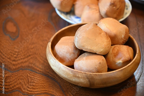 Obraz テーブルの上に置かれた美味しそうなパン