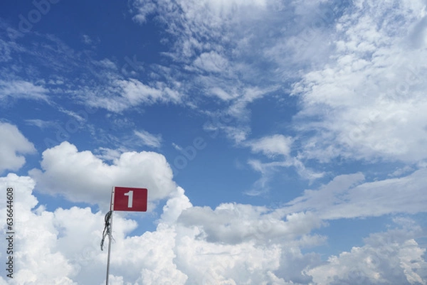 Fototapeta 真夏の空とパークゴルフ場の1番フラグ