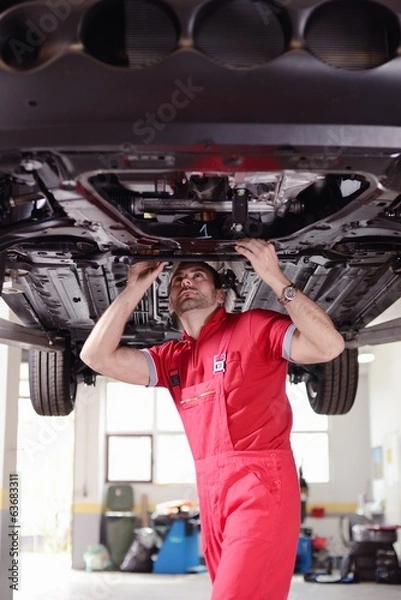 Obraz mechanic check broken car