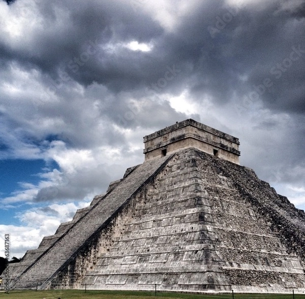 Fototapeta Main Mayan pyramid in Chichen Itza, Mexico