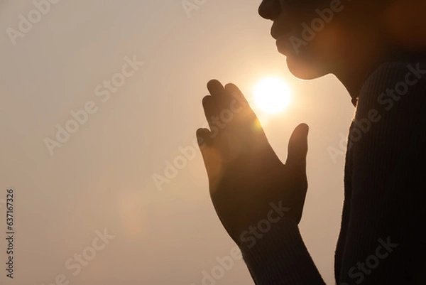 Obraz Sylwetka kobiecy pozycja modlitewna, modląc się rękami wiarą w religię i wiarą w Boga na ciemnym tle. Moc nadziei lub miłości i oddania. Gest dłoni Namaste lub Namaskar.