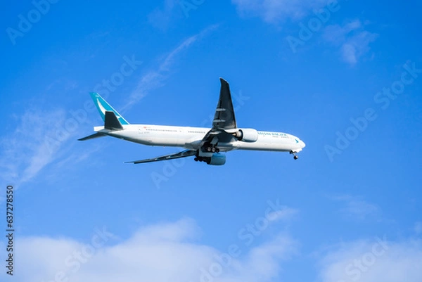 Fototapeta 青空と離陸する飛行機