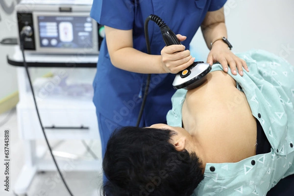 Obraz 병원에서 체외충격파 치료기를 이용하여 어깨를 치료하는 모습