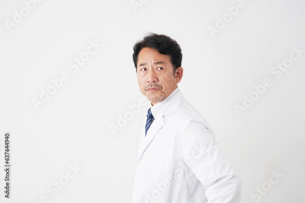 Fototapeta ミドルエイジの医師のポートレート　白背景