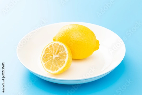 Fototapeta 青背景にみずみずしいレモン