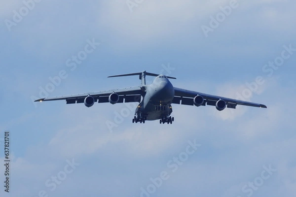 Fototapeta 着陸するC-5Msupergalaxy