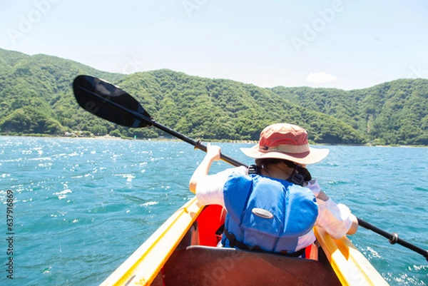 Fototapeta カヤックを楽しむ女の子
