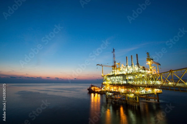 Obraz Platforma gazowa lub platforma wiertnicza w czasie zachodu lub wschodu słońca.