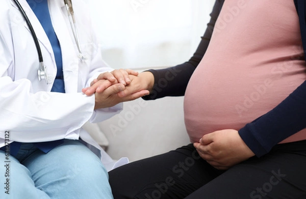 Fototapeta 의사가 임산부의 손을 잡고 격려하는 모습