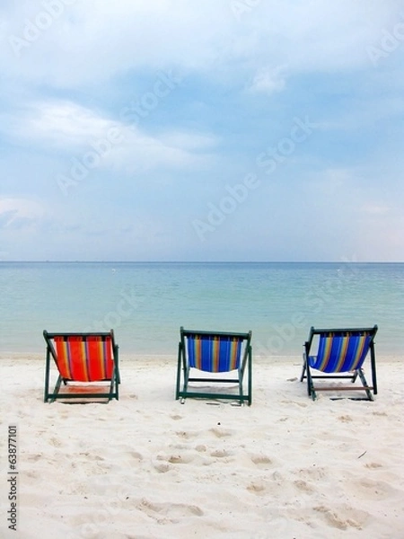 Fototapeta Liegestuhls on the white beach in Thailand