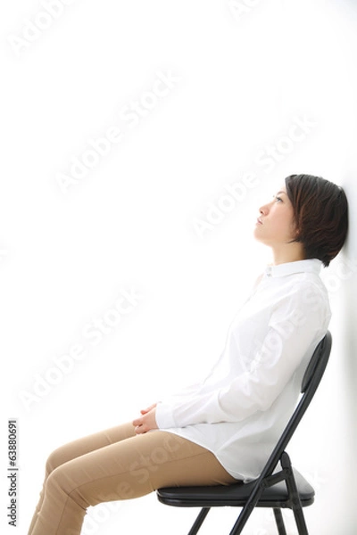 Obraz パイプ椅子に座る女性