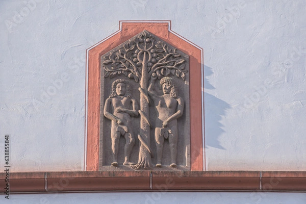 Obraz Relief Sündenfall Adam und Eva  mit Baum der Erkenntnis mit Schlagschatten am Gasthaus zum Schwanen in Haigerloch