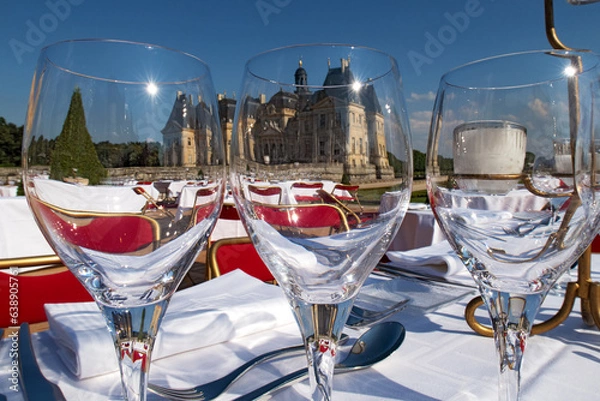 Obraz Sumptuous outdoor feast amidst castle's regal charm and natural splendor.