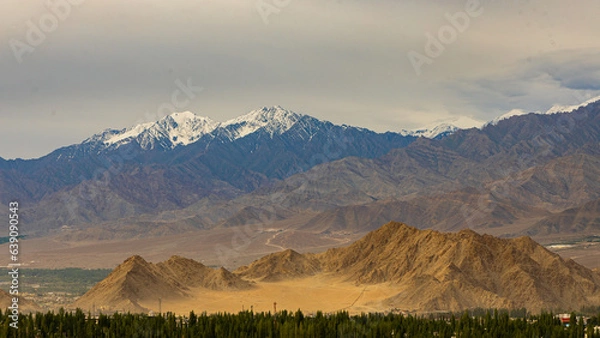 Fototapeta Panoramic view of high-altitude snowcapped mountain ranges of Ladakh, India 