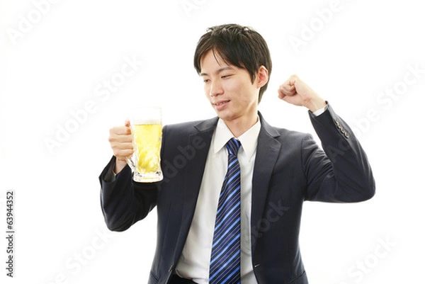 Fototapeta ビールを飲む笑顔のサラリーマン