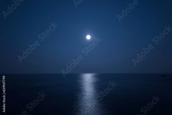 Fototapeta 満月が海を照らして光の道をつくる