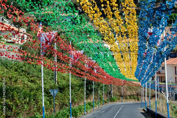 Obraz Calles multicolor, engalanadas de fiesta