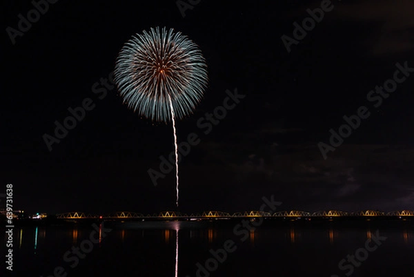 Fototapeta 夏の夜空に咲く大輪の花火
