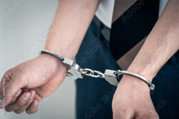 Fototapeta 逮捕で手錠をかけられる男性