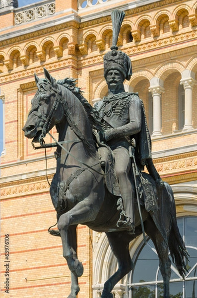 Fototapeta Statue of Ernest Augustus I in front of the Hannover central sta