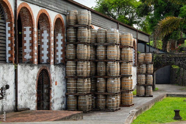 Fototapeta Fûts de Rhum devant entrepôt de distillerie (Martinique).