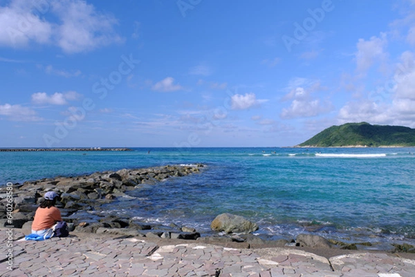 Obraz ２０２３年夏　京都府京丹後市網野町　八丁浜　青い海と女性