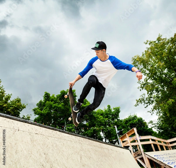 Fototapeta Skateboarder in the skatepark