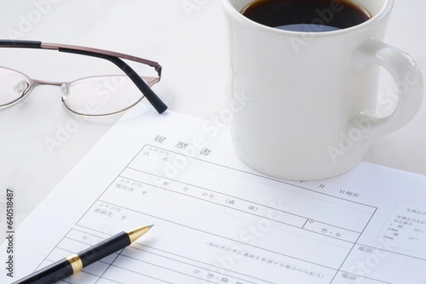 Fototapeta 就職活動や転職活動に必要な履歴書を手書きで記入する