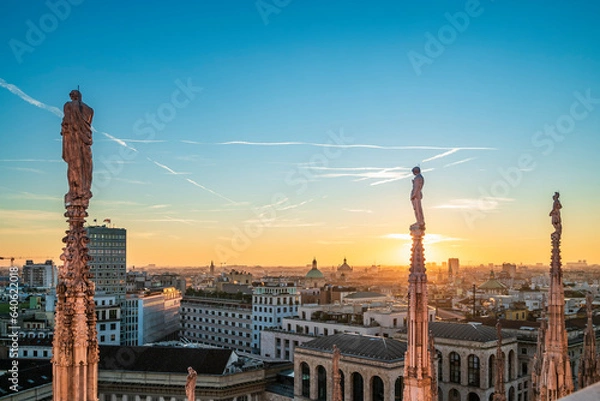 Fototapeta As the sun begins its descent below the horizon, the city of Milan undergoes a breathtaking transformation