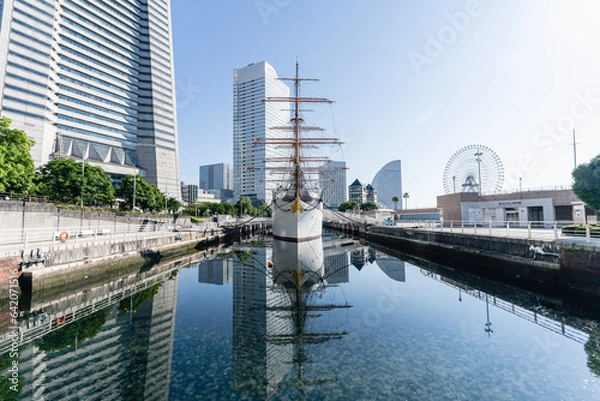 Obraz 青空と水面に反射する帆船日本丸(正面、横構図)