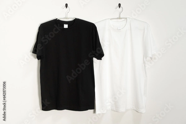 Fototapeta ハンガーにかけられた白と黒のTシャツ