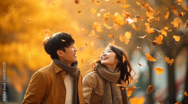 Obraz 落ちてくる紅葉を見上げて幸せそうな日本人カップル
