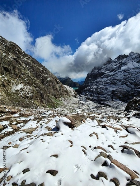 Fototapeta Gorges de la Veudale sous la neige - Vue sur le barrage d'Emosson