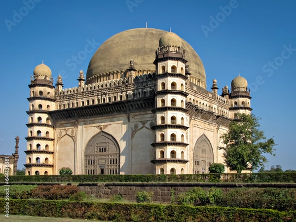 Obraz Gol Gumbaz is a tomb of Adil Shah in Bijapur, Karnataka. Its circular dome is said to be the second largest in the world after St.Peter`s Basilica in Rome. The dome stands without any pillar support