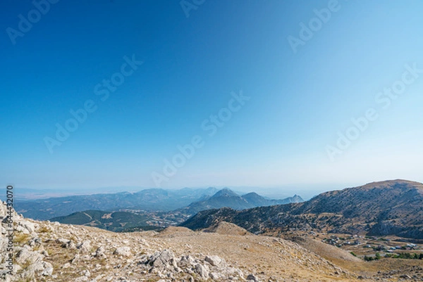Fototapeta The scenic view of Feslikan Plateau and Alaben Mountain, which looks as if it has its back, consists of spread neighborhoods and looks like it is nestled inside a pit when viewed from the sky. 